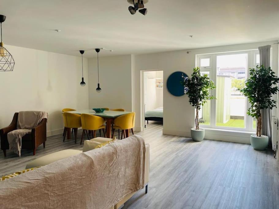 Stunning Huge Openplan 2Bed Flat Apartment Woking Exterior foto