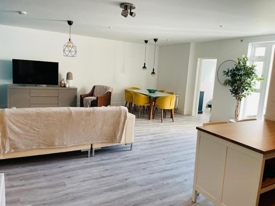 Stunning Huge Openplan 2Bed Flat Apartment Woking Exterior foto