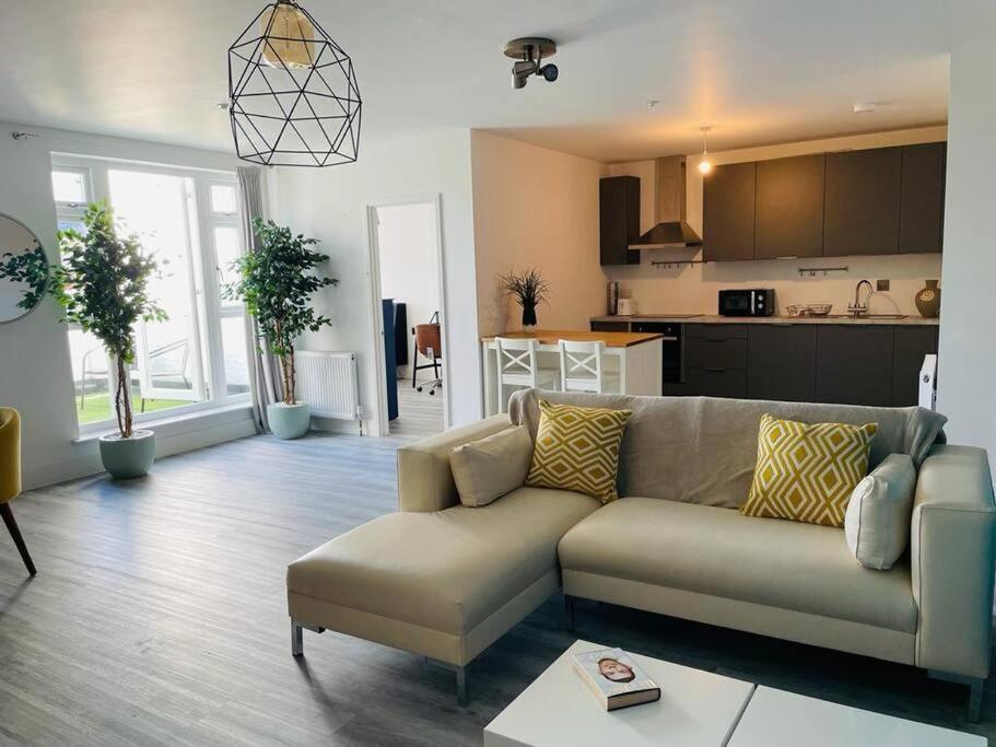 Stunning Huge Openplan 2Bed Flat Apartment Woking Exterior foto